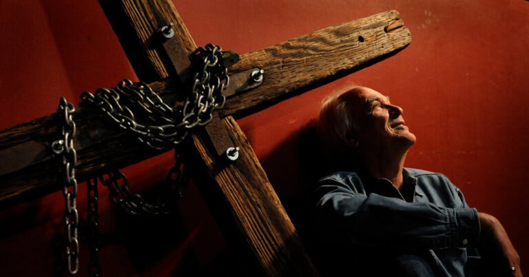 Arthur Blessitt, who carried a cross around the world, died at the age of 84
