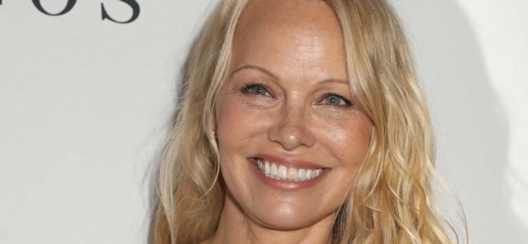 Pamela Anderson Goes Make Up Free At Dior Paris Fashion Week Show