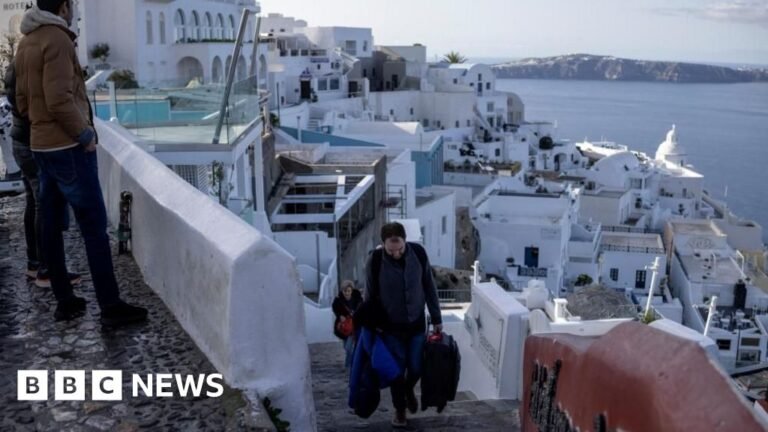 Thousands evacuated Santorini after the earthquake shake the Greek island