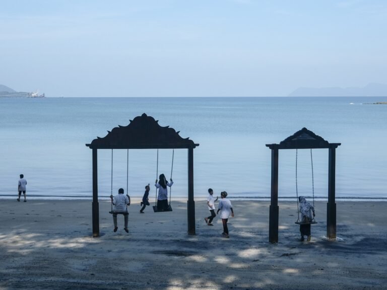 Day on the beach for displaced children Rohingya in Malaysia | Rohingya News