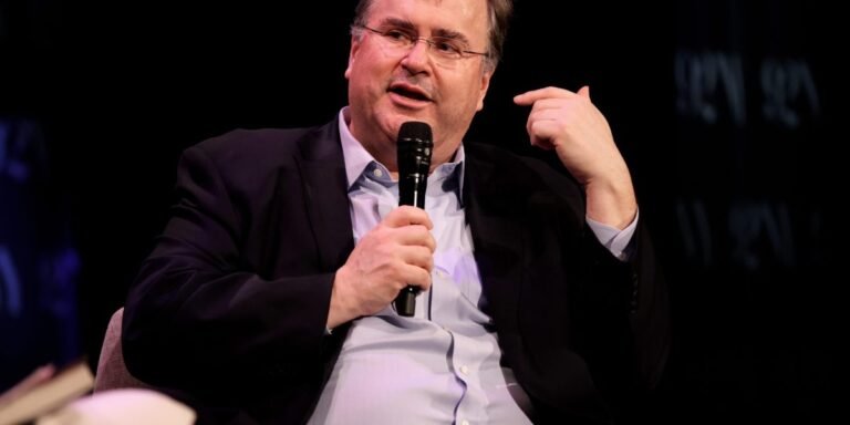 Cooperation of LinkedIn Reid Hoffman, hugging CEO Face Clemen Delangue sign open letter calling by AI “public goods”