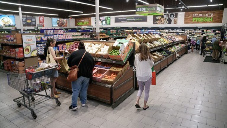The US economy increased by 2.3%in the fourth quarter, says the Sales Department