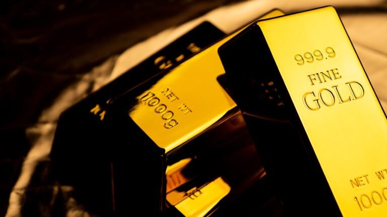 How many gold reserves do the United States hold?