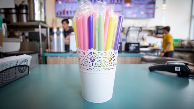 Trump sign an order to buy plastic straws, eliminate paper straws