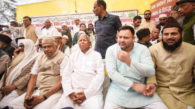 Lalu Yadav and Tejashwi Yadav join an Aimplb Protest against Bill in Patna