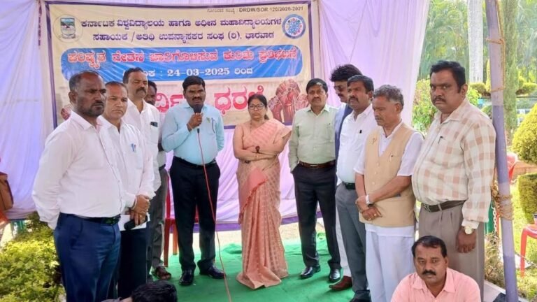 Protest of guest lecturers of the Karnatak University enters on the fourth day