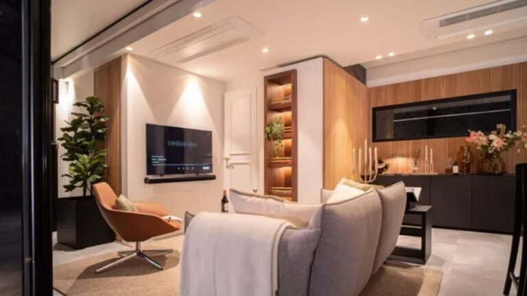 Glass trailer unfolds into a spacious home in just 15 minutes