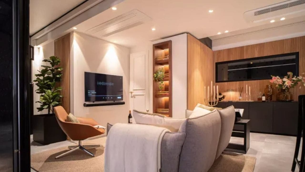 Glass trailer unfolds into a spacious home in just 15 minutes
