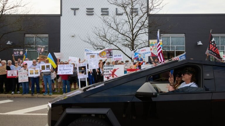 “Elon Musk steals our money”: Hundreds of Protests in 227 Tesla USA, wants to leave his government work | Tech Word News