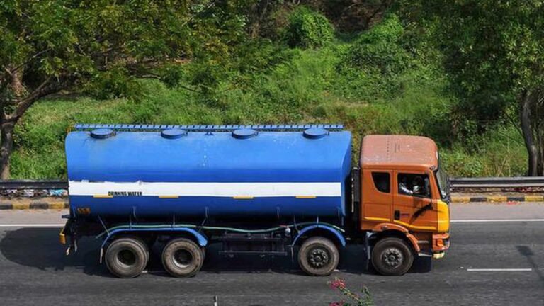 The body of the water tanker suspends the delivery in Mumbai after civil notifications private holes