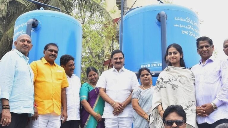 The Minister of Trade Unions solemnly regulates public services financed by the RVF in the West Godavari district