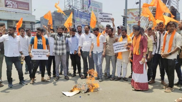 Jagruti Sen Stages protest against Hindy attacks in West Bengal in Kashmir