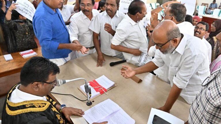 The opposition protest disrupts the Kannur Corporation Council Council meeting