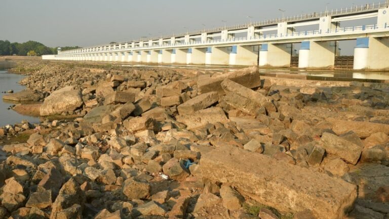 Farmers demand premature steps to renovate apron Drownstream Cauvery Barrage in Mukkomb