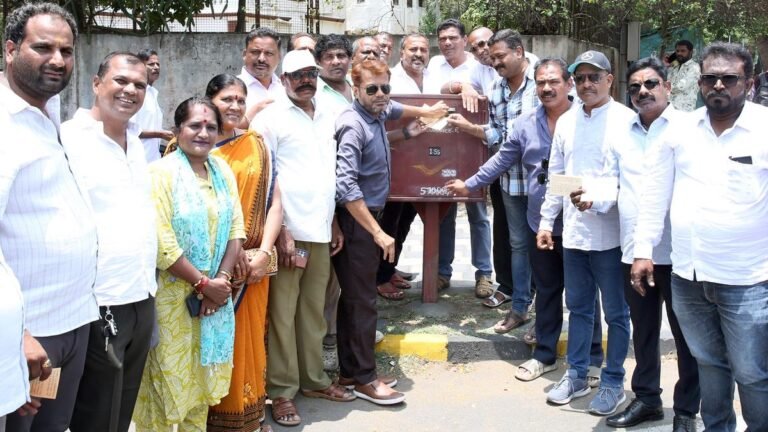 The Ahinda groups urges Rahul Gandhi to continue the Karnataka in Carnatation in Congress.