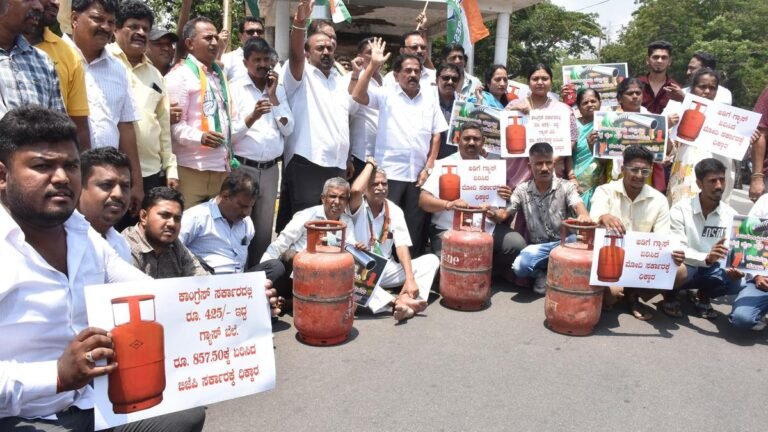 Protest against moving the center to LPG cylinder prices