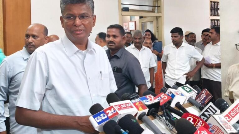 Minister favors a special session of legislators to discuss the census