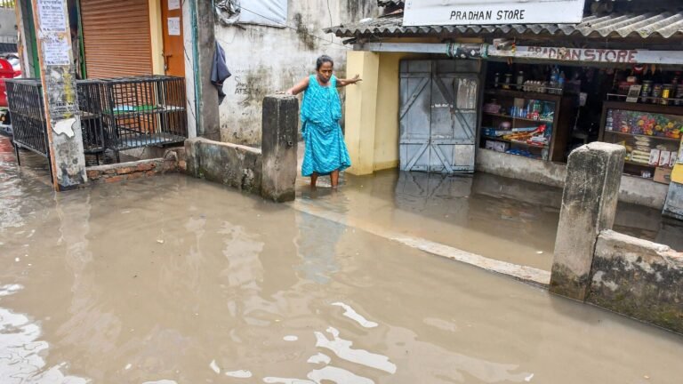 Weather today: Heavy wave wave starts in these states from these data; IMD predicts heavy rain in the northeast The news today