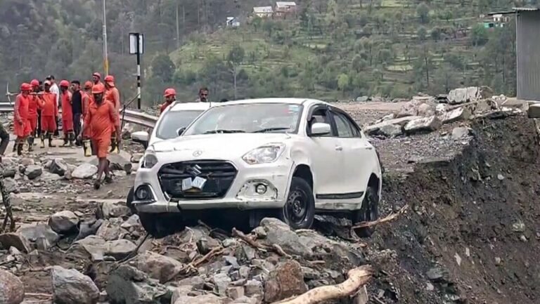 Ramban reels J&K under lightning floods: 3 dead, market washed, landslides cause confusion, NH 44 closed | Best Update The news today