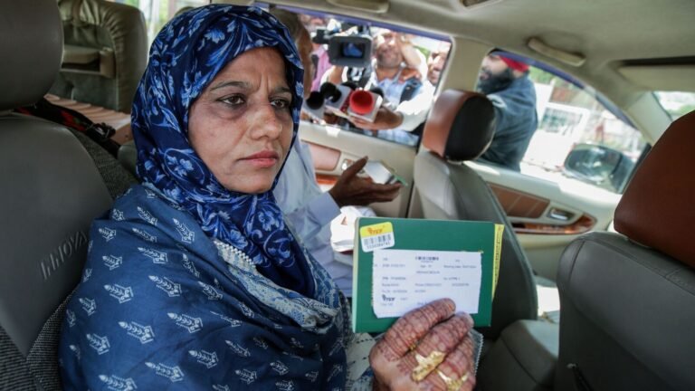 “A Pahalgam attack should never happen”: Pakistani nationals flock to the border of Attari-Wagah to return home | The news today