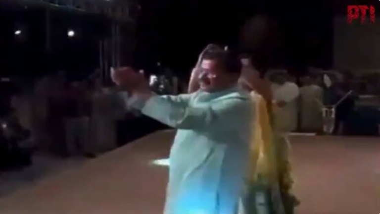 Viral Video: Arvind Kejriwal, wife Sunita dance to pushpa 2 ‘kadvi hai boli…’ Song at daughter’s engagement | The news today