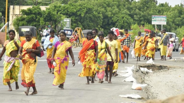 With other pilgrims on foot to Samayapuram, Nhai urged to prepare a sidewalk on the highway