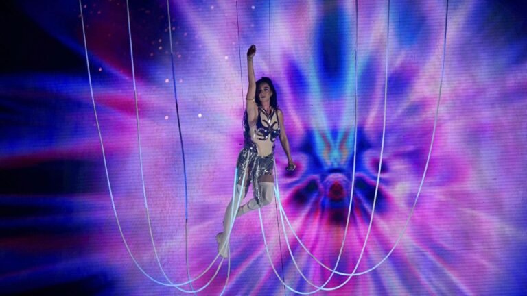 Katy Perry flying into space! Meet the crew of all women with history with Blue Origin | The news today