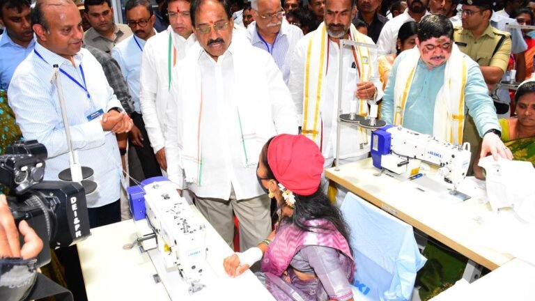 The government undertook to provide an incentive to the manual and textile sector, says the Minister of Industry D. Sridhar Babu