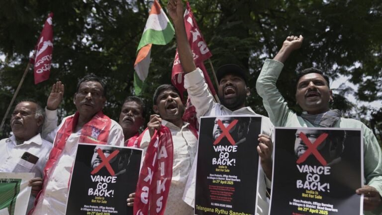Farmers’ outfits increase the challenge to burn a portrait of Modi, Trump, Vance as a sign of protest against business contract