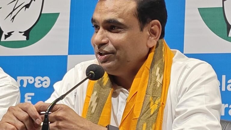 If KCR remembered to push Telangana into the debt CRS 8 Lakh, the KTR Congress asks