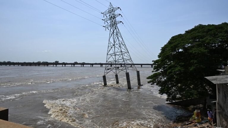 The inhabitants of Thiruvanaikoil irritated by frequently disruption of energy supply