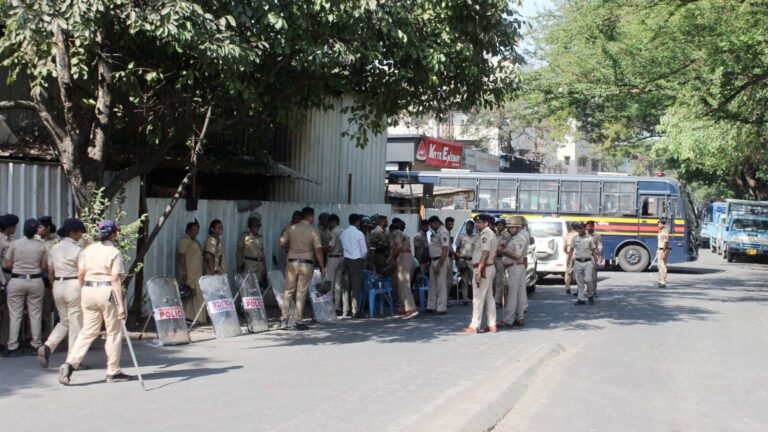 Maharashtra: 21 cops injured in Nashik after the crowd attacks Saat Peer Baba Dargah | The news today
