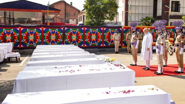 Amit Shah attends a place of attack Pahalgam in Baisaran, meets tears of victims: Watch | The news today