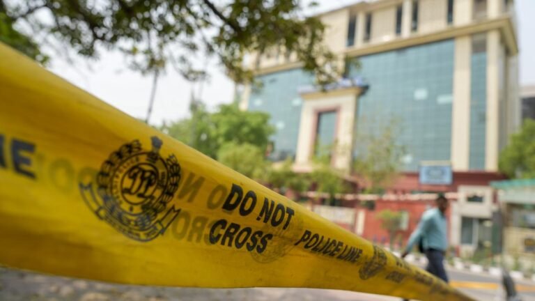 Bombai police dentist from Calcutta for trading; Saving two children