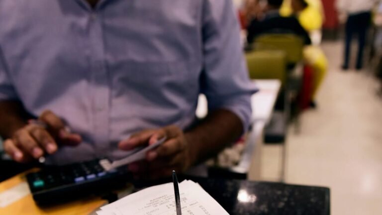 Restaurant service fee: Pay or not to pay?