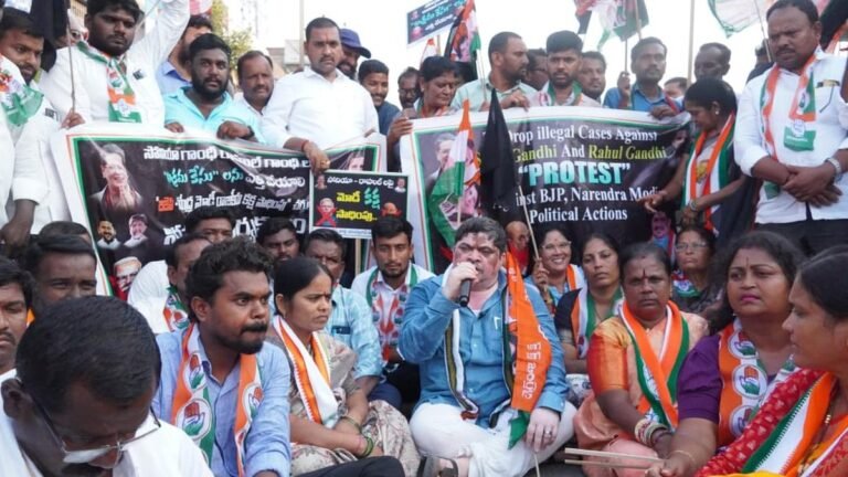 Minister of Ponnam leads Dharna protesting against ed chargesheet against Sonia in Rahul