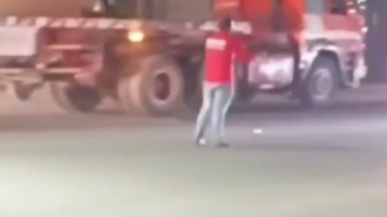 Zomato Delivery Agent changes the Civil Savior as Pune Chokes in Midnight Traffic Jam | Viral video | The news today