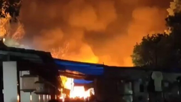 Massive fire in dilli haat; 12 Fire MotorDers rushed in place Video | The news today