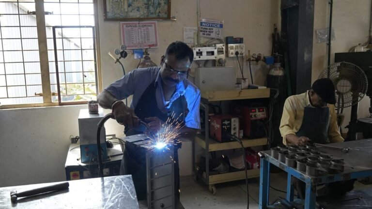 Minimum wage in Karnataka rises to unskilled workers to 19 319.36 GBP
