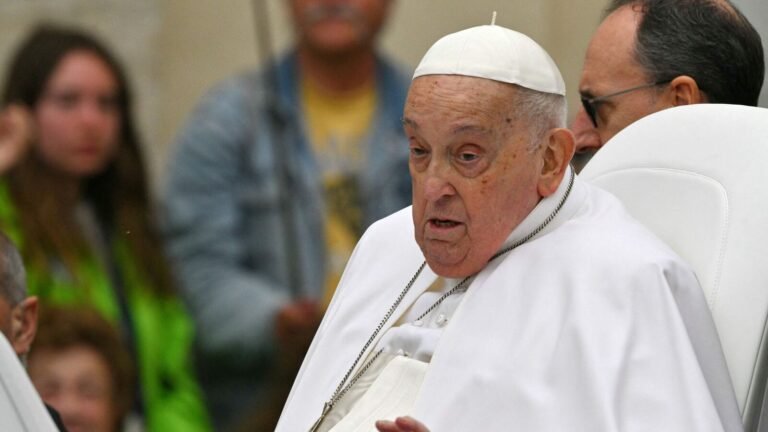“Cheerful Easter!”: Pope Francis wants crowds; Pleasure of people with popemobile tour | In pictures The news today
