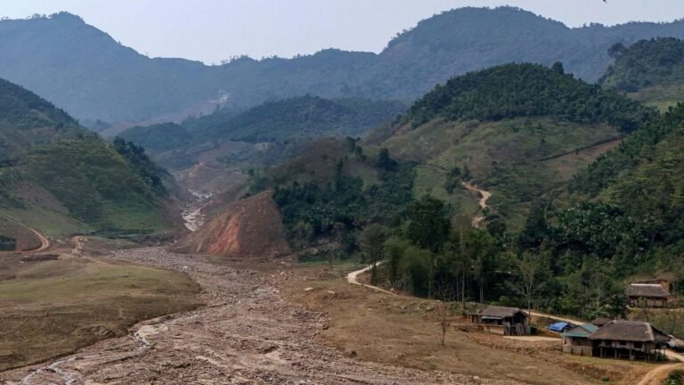 Sikkim: Hundreds of tourists stuck in Chunghang are beginning to return, but many of them were still stuck in Lanchung, Lachen | The news today