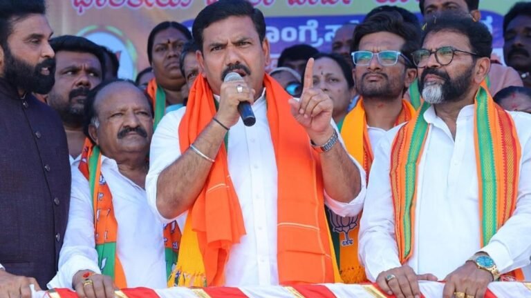 BJP leaders criticize the Govt Congress. For tourist prizes during Janakrosha Yatra in Yadgiru