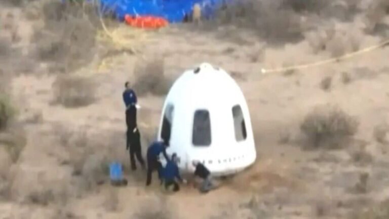 Jeff Bezos falls on the fiancé Lauren Sanchez-Doslova-after land with a space crew of all women Watch | The news today
