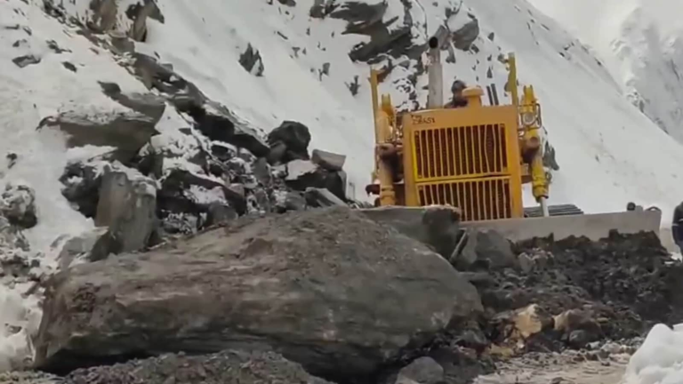 Jammu & Kashmir reports: After switching off the NH-44, Srinagar-Sonamarg Road closed because the landslide interferes with Zojila | The news today