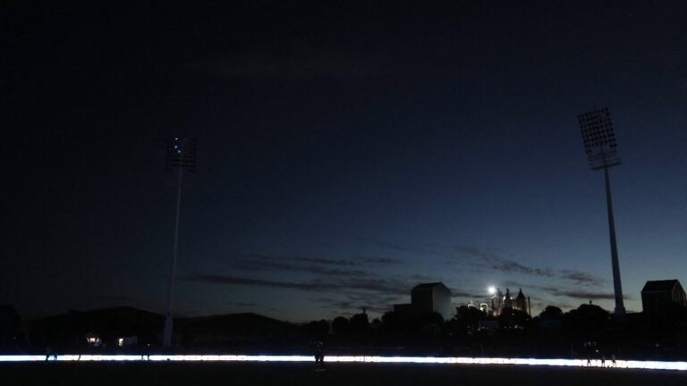 Nz vs then: Players are stuck in the dark after the headlights leave in the middle of ODI