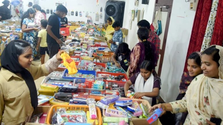 Parents, children flock to shops before re -opening school