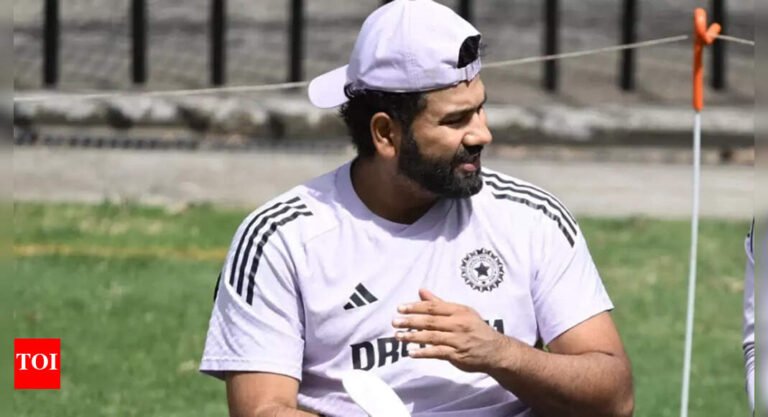 Rohit Sharma pretends to strike a fan at the Wankhede – Watch Cricket news – Tech Word News