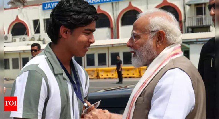 PM Modi encounters the feeling of adolescents VAIBHAV SURYAVANSHI at Patna Airport | Cricket messages – Times of India