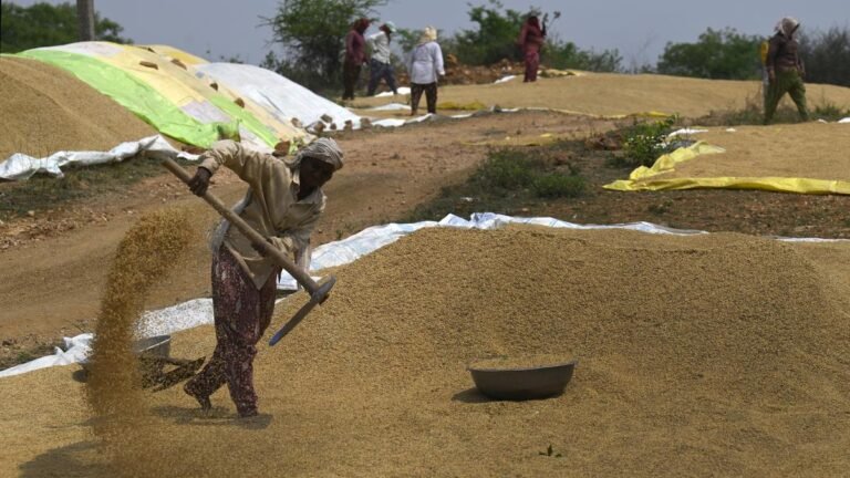 Minister Uttam Reddy hits in Harish Rao, refutes the accusations of Paddy Procurement