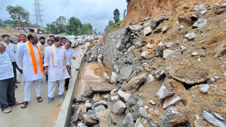 The opposition leader Ashok visits the rain hit by Sakaleshpur